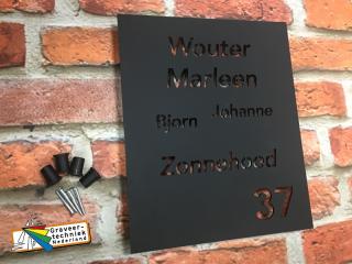 Naamplaat met tekst er dwars door heen, blinde bevestiging achterzijde.